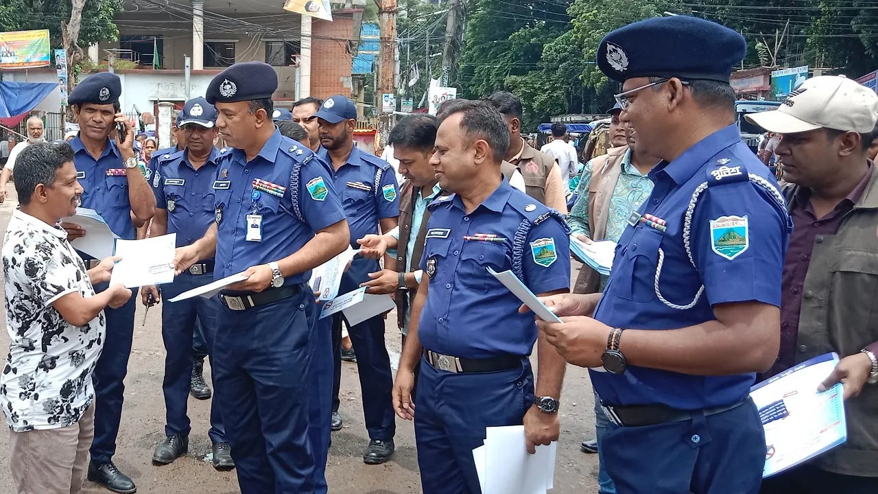 ছুরি-চাকু সন্ত্রাস রুখতে বগুড়া জেলা পুলিশের লিফলেট বিতরণ