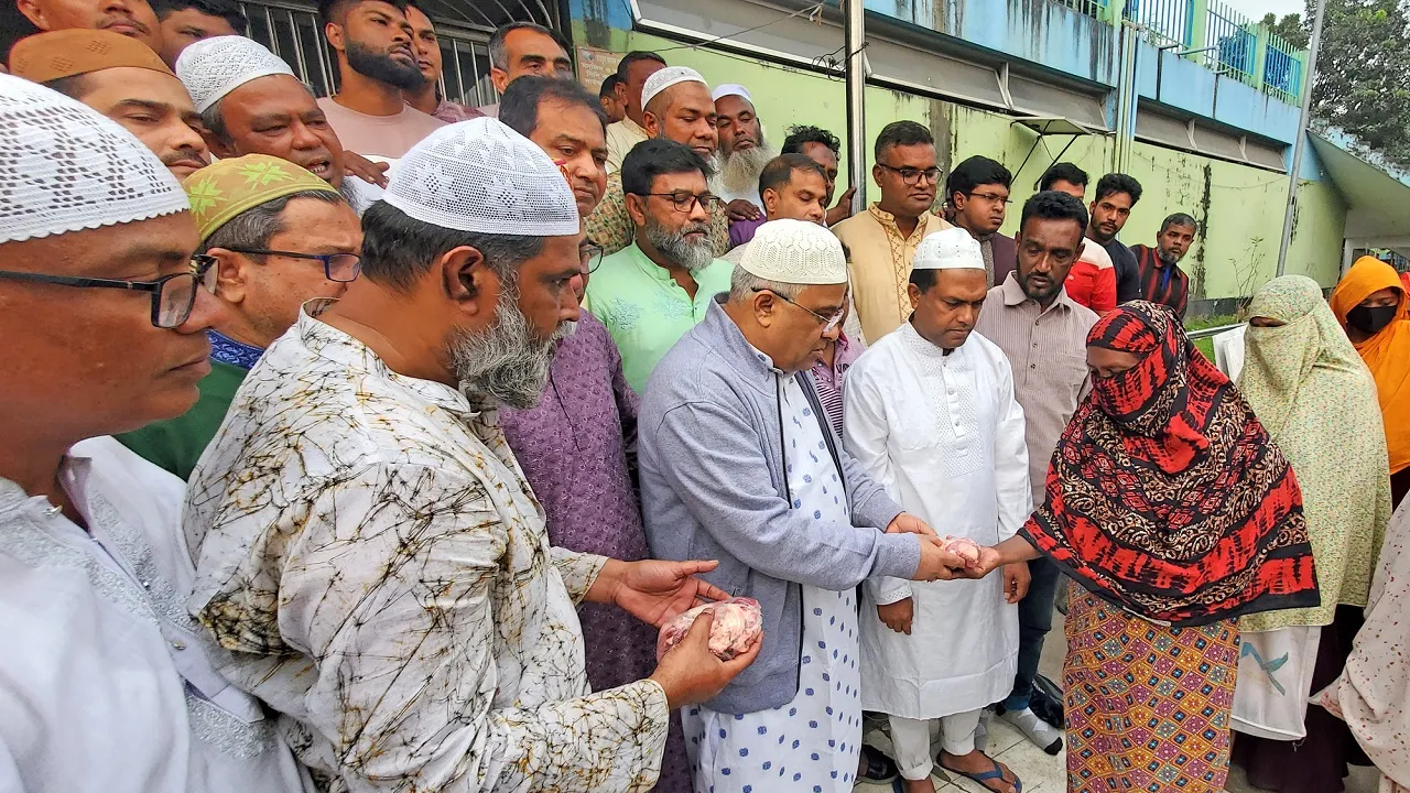 বগুড়ায় খালেদা জিয়ার সুস্থতা কামনায় দোয়া ও এতিমদের মাঝে খাদ্য বিতরণ