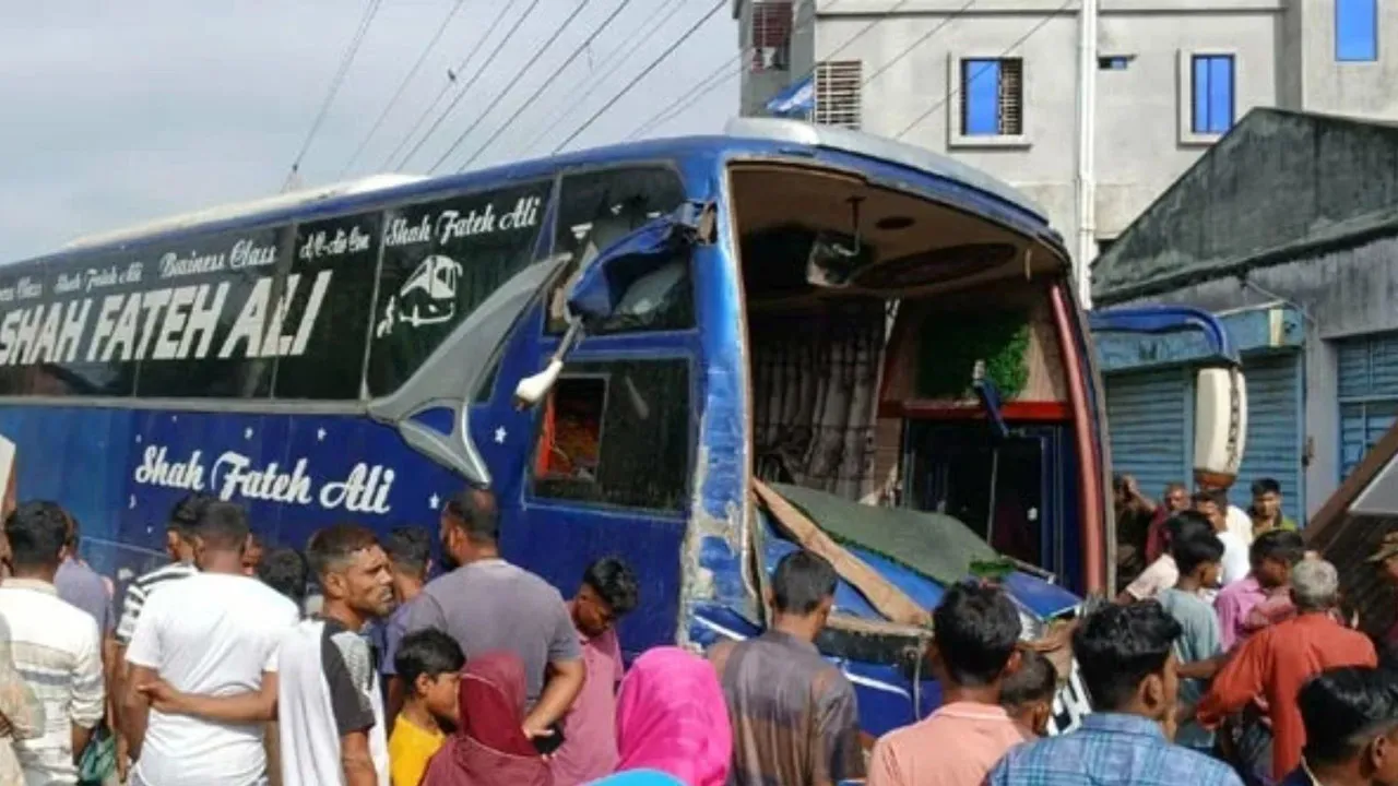 বগুড়ায় নিহত বেড়ে ৭, হাসপাতালে খোঁজ নিলেন প্রধানমন্ত্রীর ব্যক্তিগত চিকিৎসক