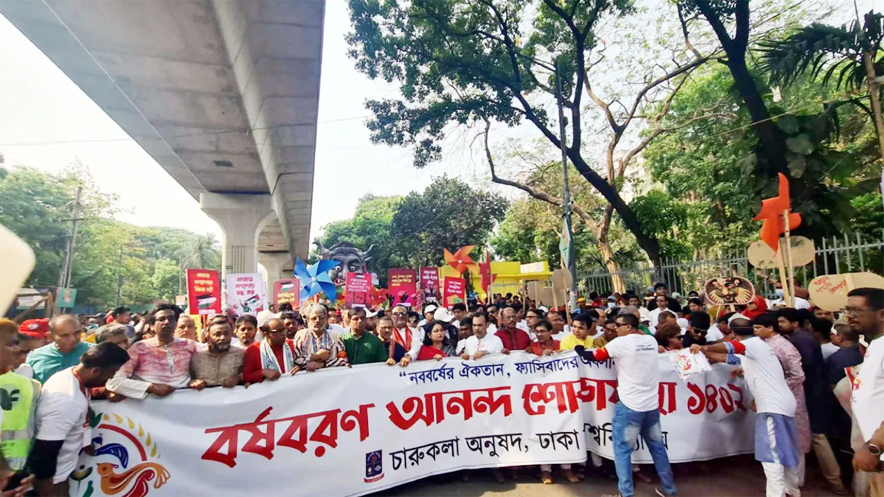 আনন্দ শোভাযাত্রায় হাজারো মানুষের ঢল