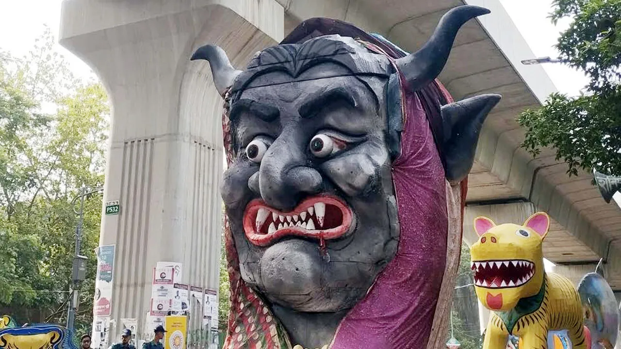 শোভাযাত্রায় সবার নজর ফ্যাসিস্টের মুখাবয়বে