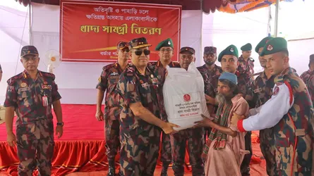 সুনামগঞ্জে বন্যাদুর্গত পাঁচ শতাধিক মানুষের পাশে বিজিবি মহাপরিচালক