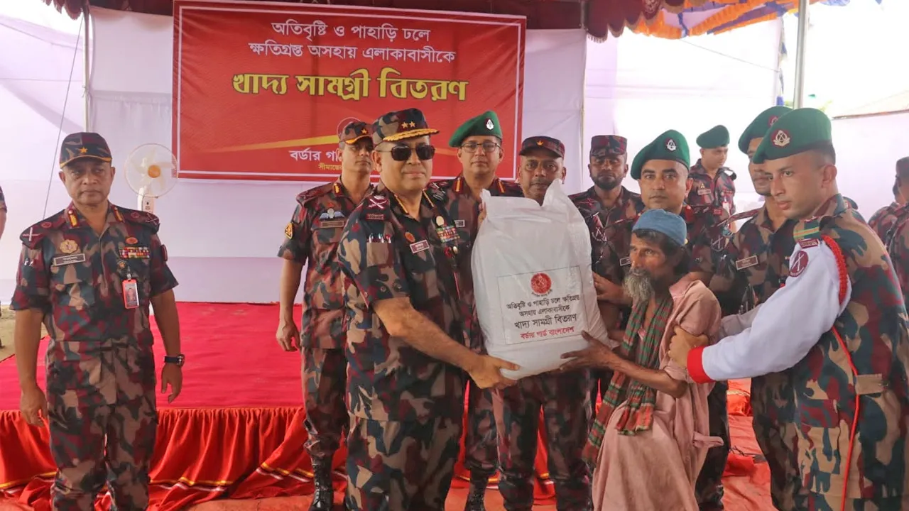 সুনামগঞ্জে বন্যাদুর্গত পাঁচ শতাধিক মানুষের পাশে বিজিবি মহাপরিচালক