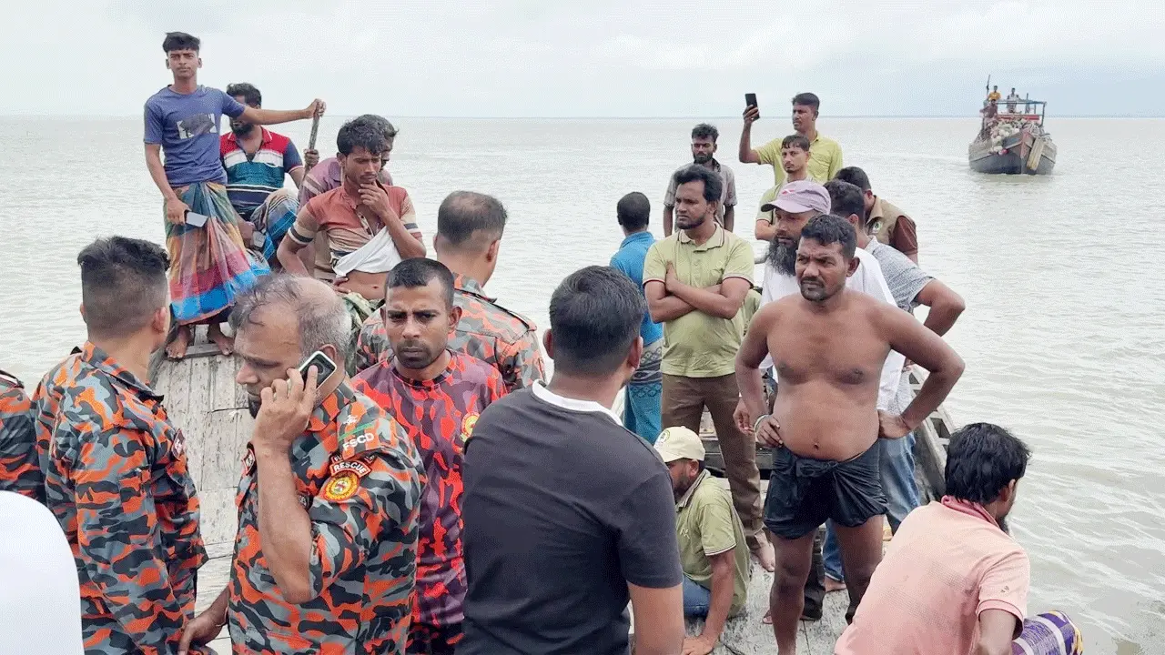 পাথরঘাটায় বলেশ্বর নদীতে ট্রলারডুবি, শ্রমিক নিখোঁজ
