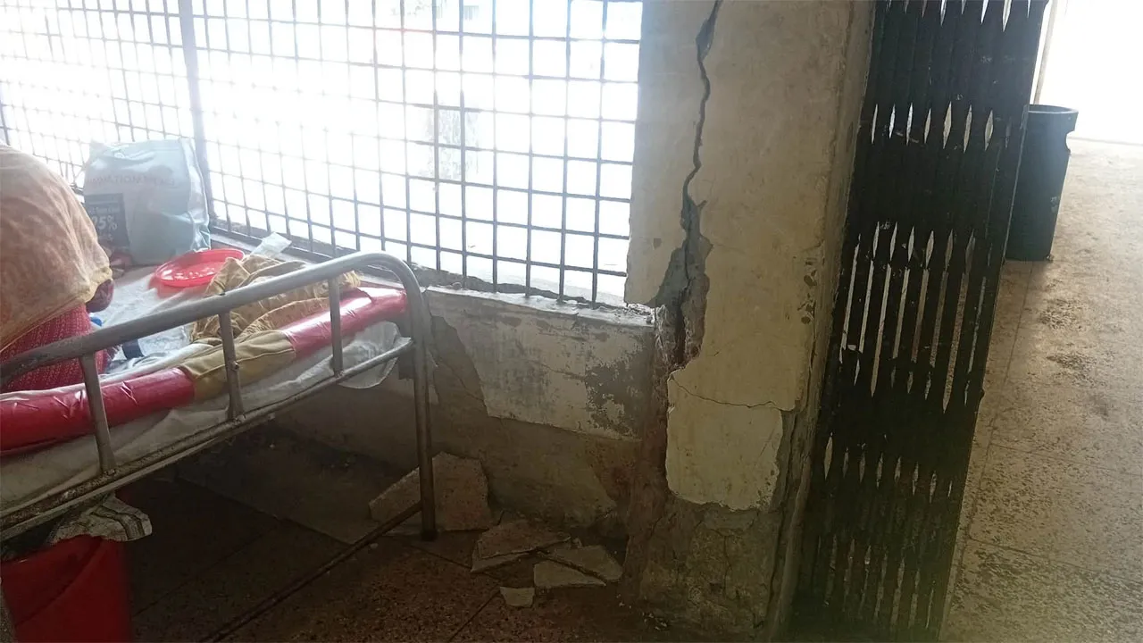 আমতলী হাসপাতালে পলেস্তারা ধসে পড়ায় রোগীদের বাইরে রাত যাপন