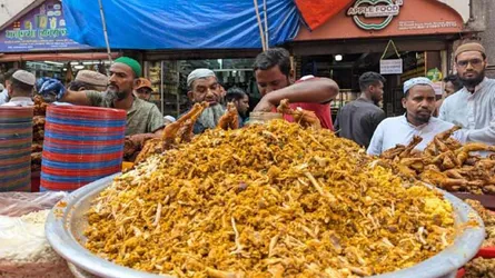 ‘বড় বাপের পোলায় খায়, ঠোঙ্গায় বইরা লইয়া যায়’