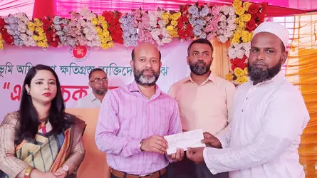 আশুগঞ্জ-নবীনগর সড়ক প্রকল্পে ক্ষতিগ্রস্তদের মাঝে আর্থিক সহায়তা প্রদান