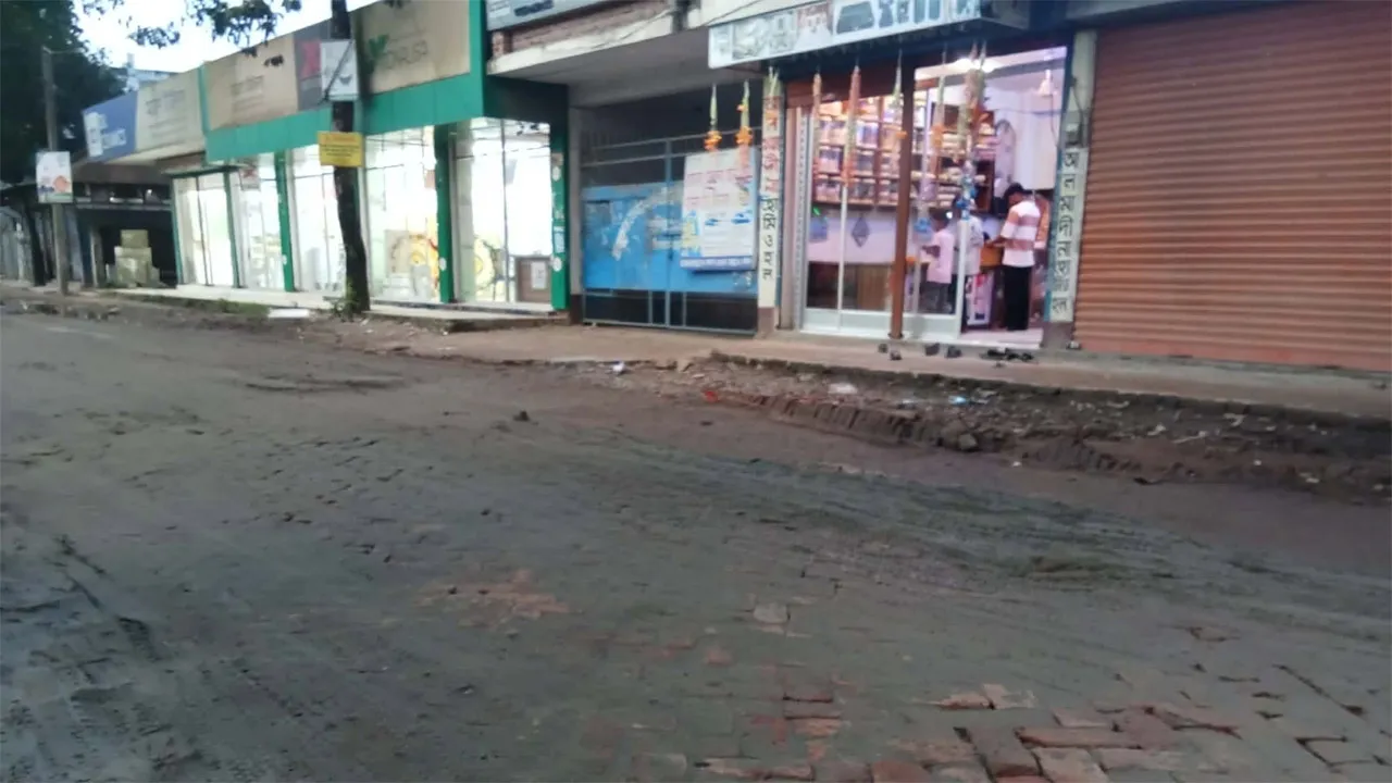 এক ঘণ্টার বৃষ্টিতে তলিয়ে যেত সড়ক, নয়া দিগন্তে সংবাদ প্রকাশের পর মেরামত