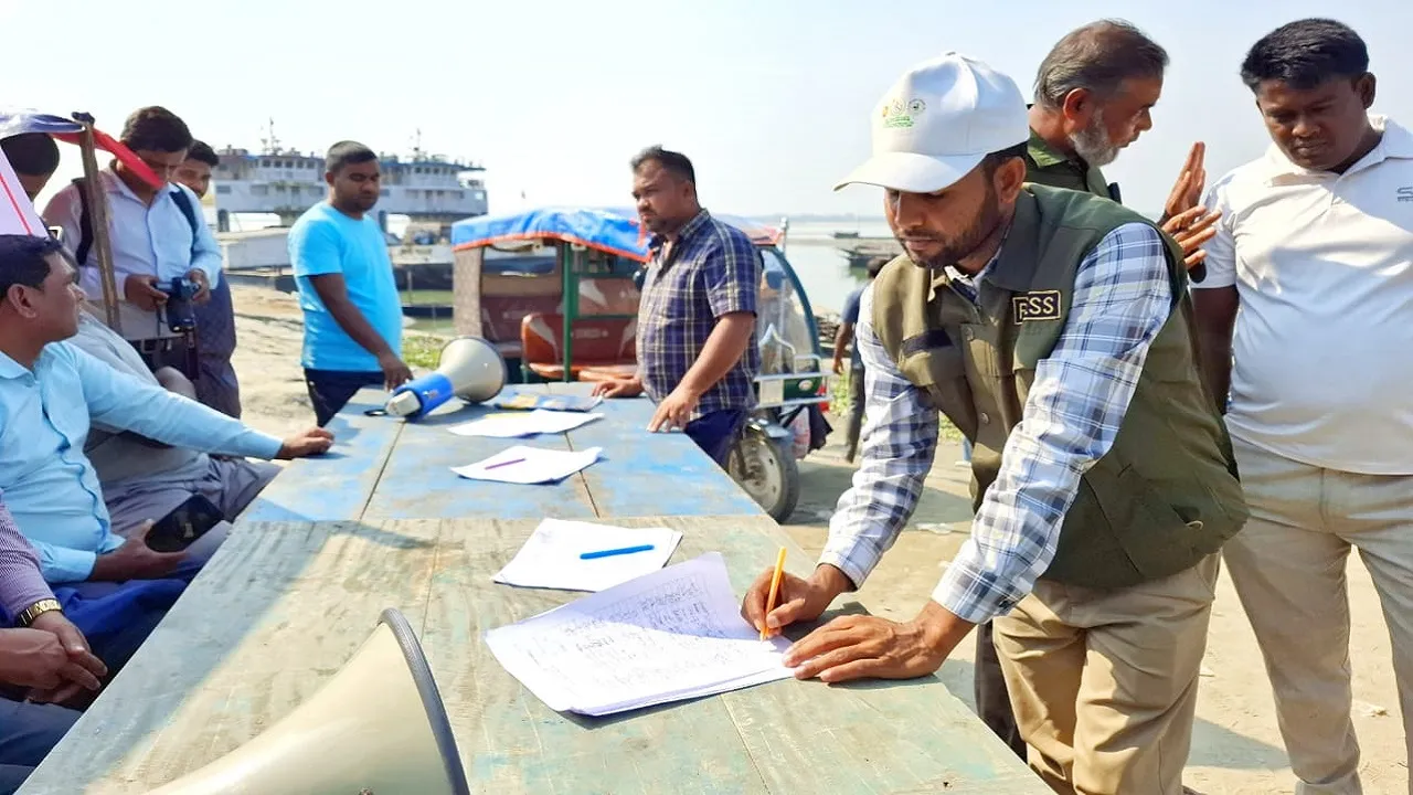 রৌমারীতে ব্রহ্মপুত্র নদে সেতুর দাবিতে গণস্বাক্ষর কর্মসূচি