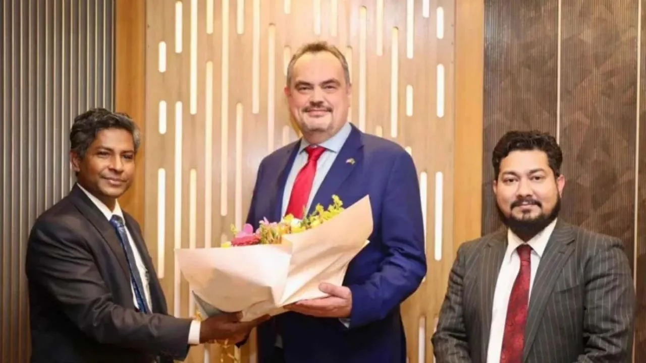 ঢাকায় পৌঁছালেন নতুন মার্কিন রাষ্ট্রদূত ক্রিস্টেনসেন