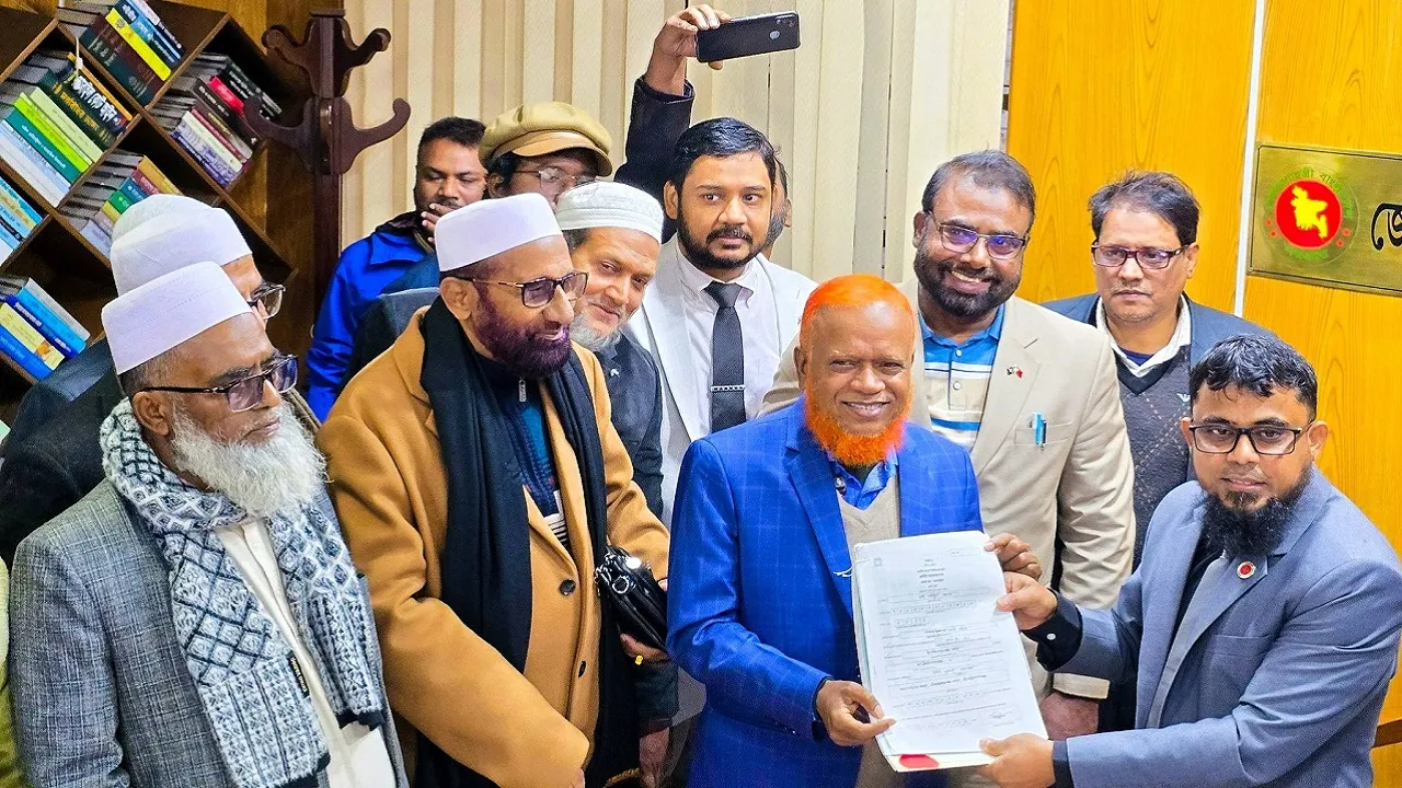 শহীদ পরিবারের সদস্যদের নিয়ে মনোনয়ন পত্র জমা দিলেন নূরুল ইসলাম বুলবুল