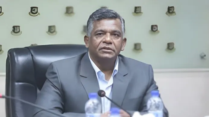 দেশ ছাড়ার কথা জানালেন বিসিবি সভাপতি আমিনুল