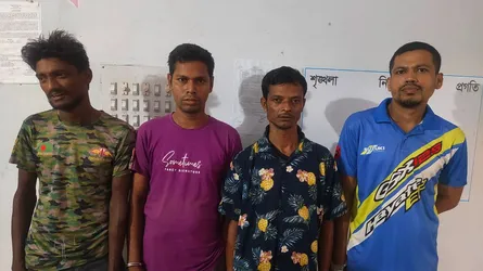 কুমিল্লার বুড়িচংয়ে অনলাইনে জুয়া খেলার সময় গ্রেফতার ৪