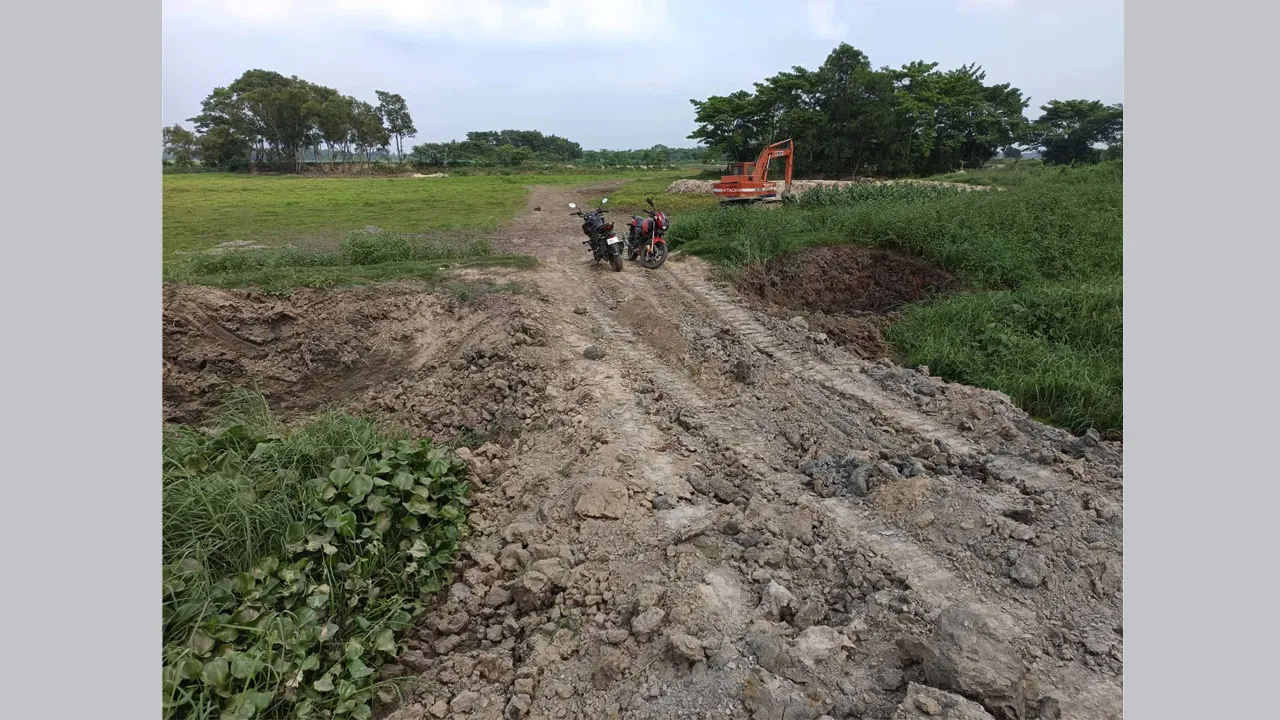 বুড়িচংয়ে রাতের আঁধারে খালে বাঁধ, জলাবদ্ধতার শঙ্কায় কৃষকরা