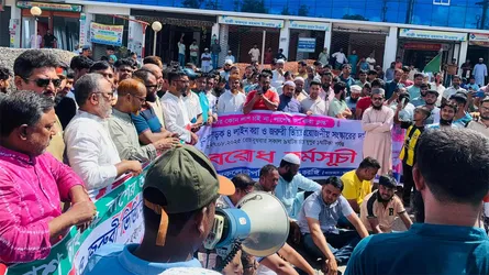 সড়ক সংস্কারের দাবিতে কুমিল্লা-সিলেট মহাসড়ক অবরোধ