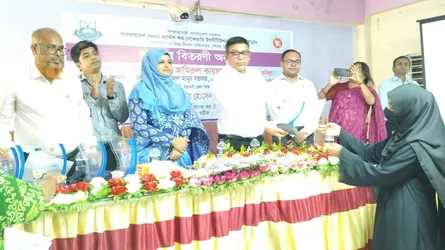 বুড়িচংয়ে কৃতি শিক্ষার্থীদের ক্রেস্ট ও সনদ প্রদান
