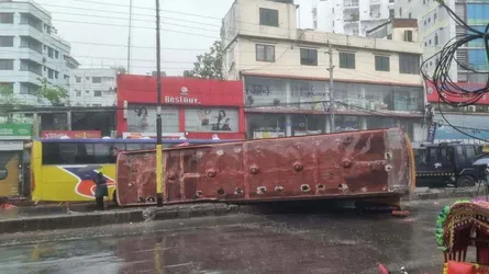 রাজধানীর নর্দায় বাসের ধাক্কায় আরেক বাসের যাত্রী নিহত