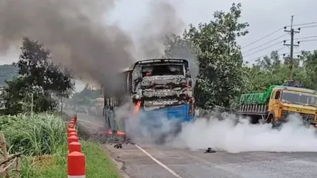 মানিকগঞ্জে অক্সিজেনবাহী লড়ির সাথে বাসের সংঘর্ষ