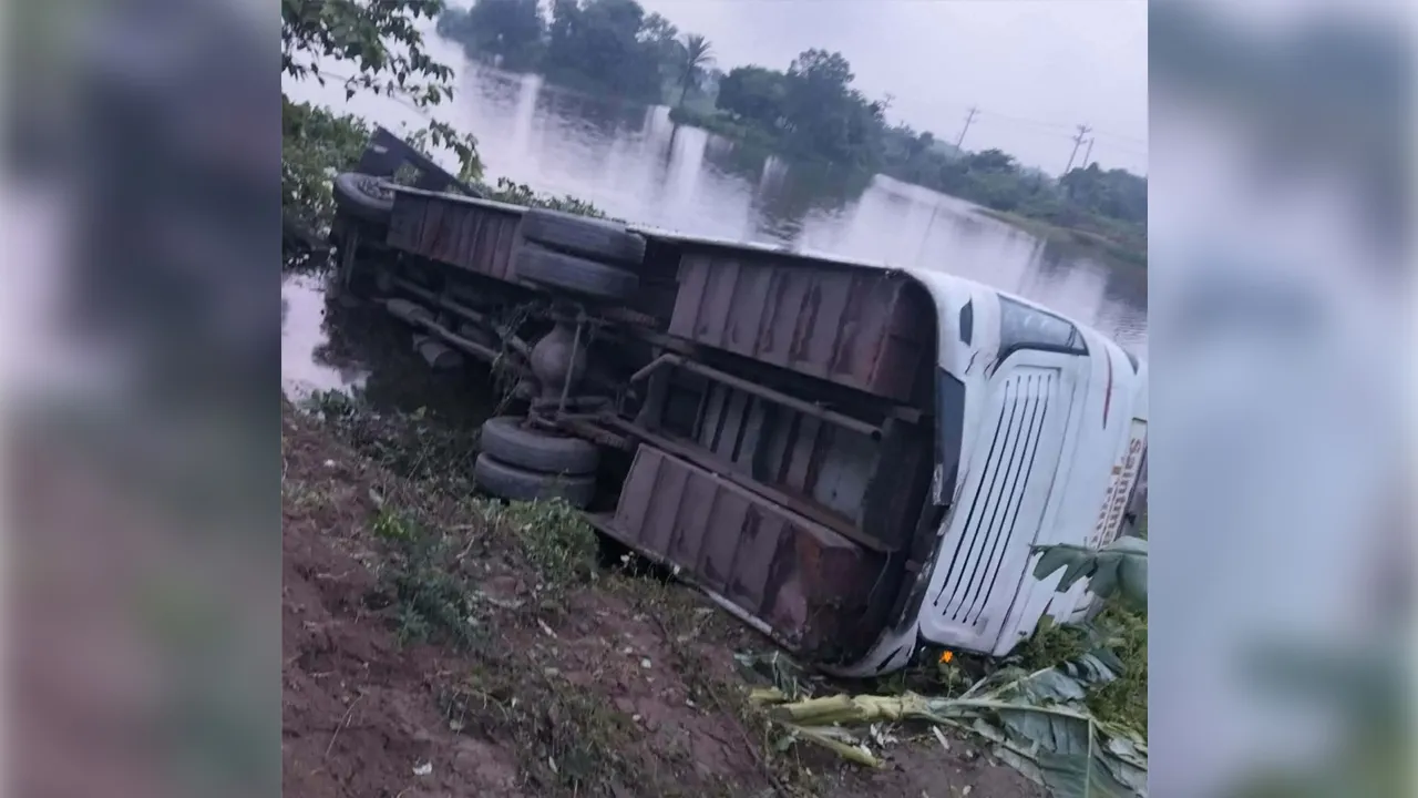 ঢাকা-চট্টগ্রাম মহাসড়কে শিক্ষার্থীদের বাস খাদে, আহত ২০