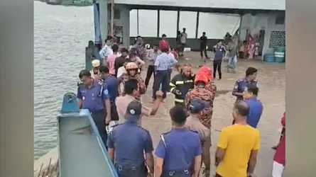 দৌলতদিয়া ফেরিঘাটে নিয়ন্ত্রণ হারিয়ে পদ্মায় বাস