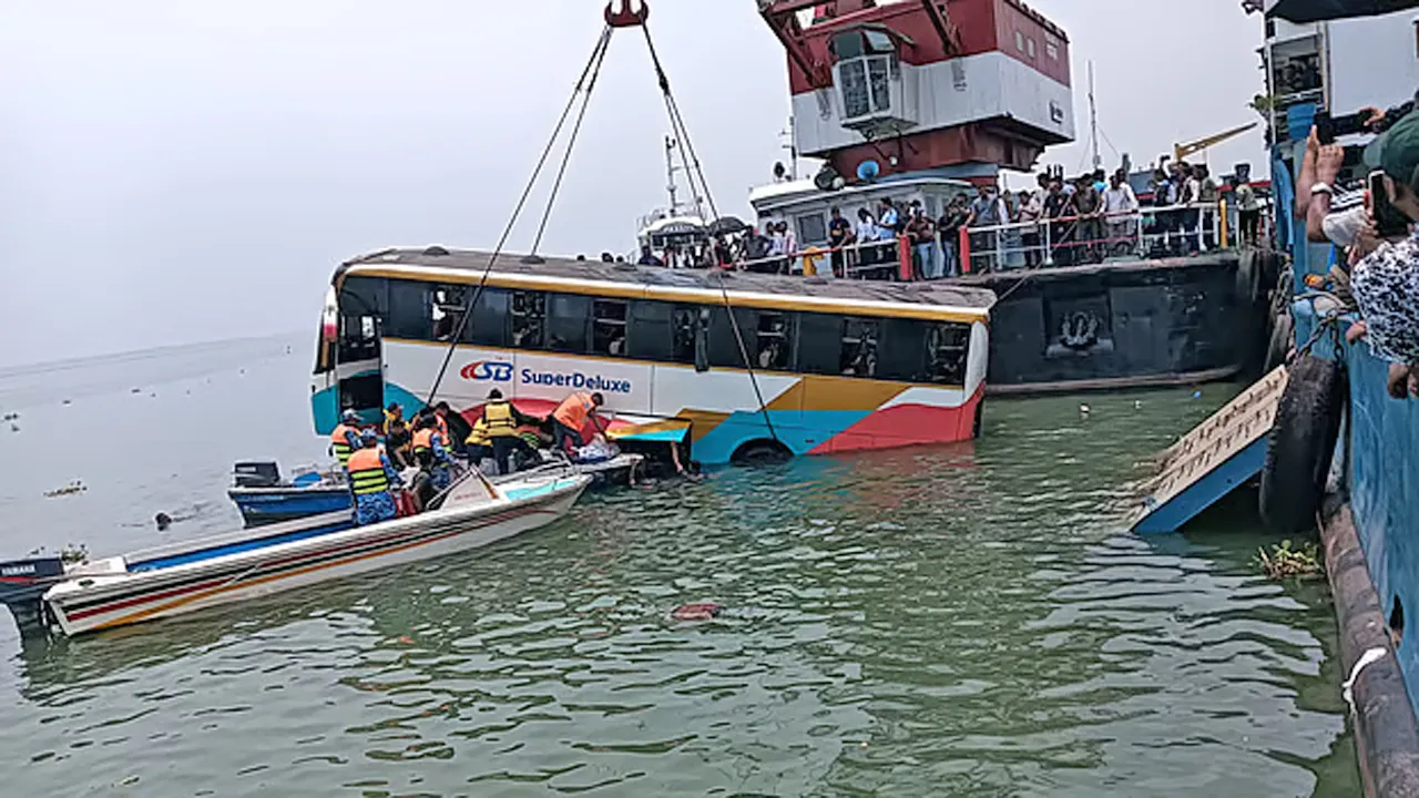 পদ্মায় ডুবে যাওয়া বাস উদ্ধার