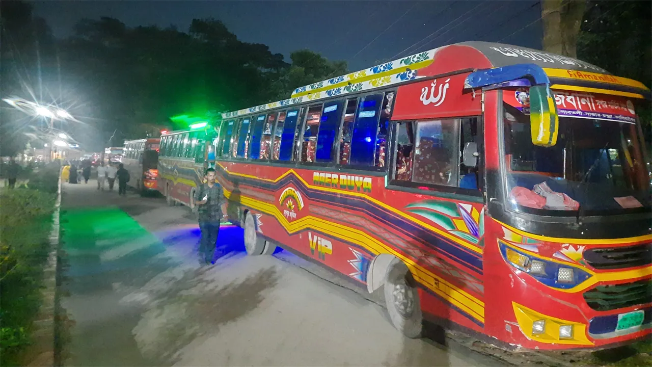 নারী শিক্ষার্থীকে ধাক্কা দেয়ার ঘটনায় রাজধানী পরিবহনের ২৫ বাস আটক