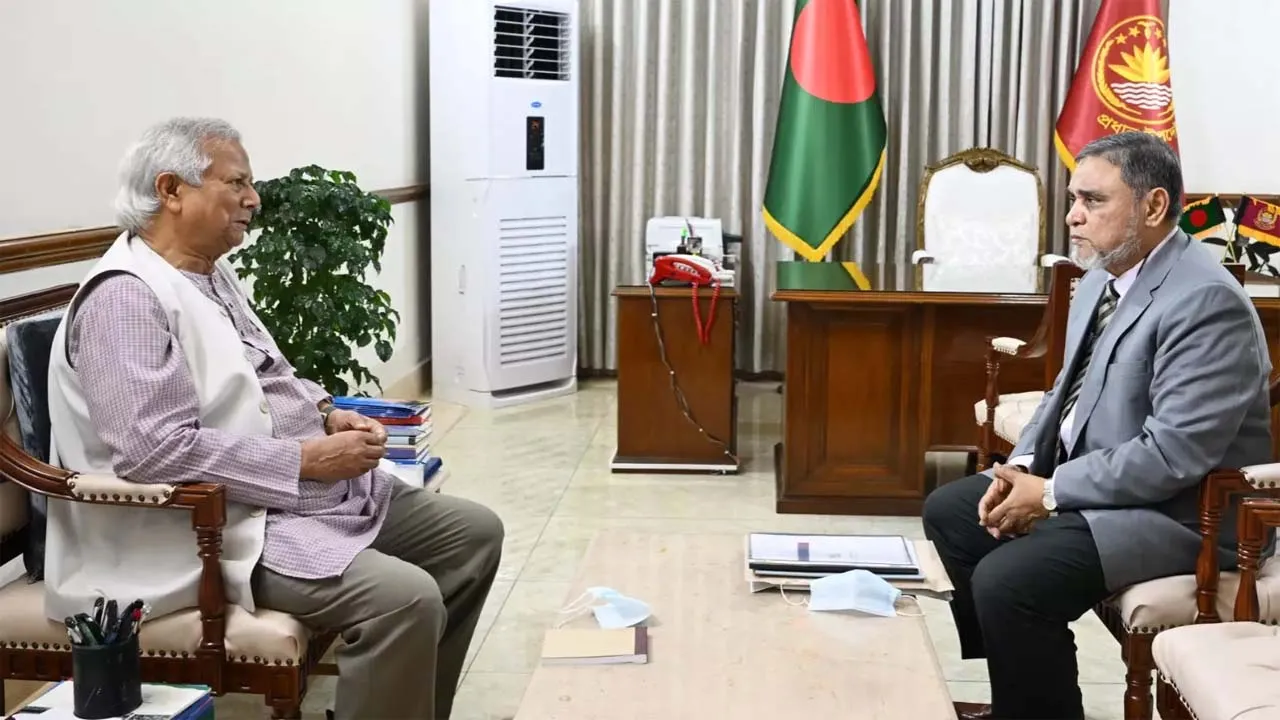 প্রধান উপদেষ্টার সাথে সৌজন্য সাক্ষাৎ করলেন সিইসি নাসির উদ্দিন