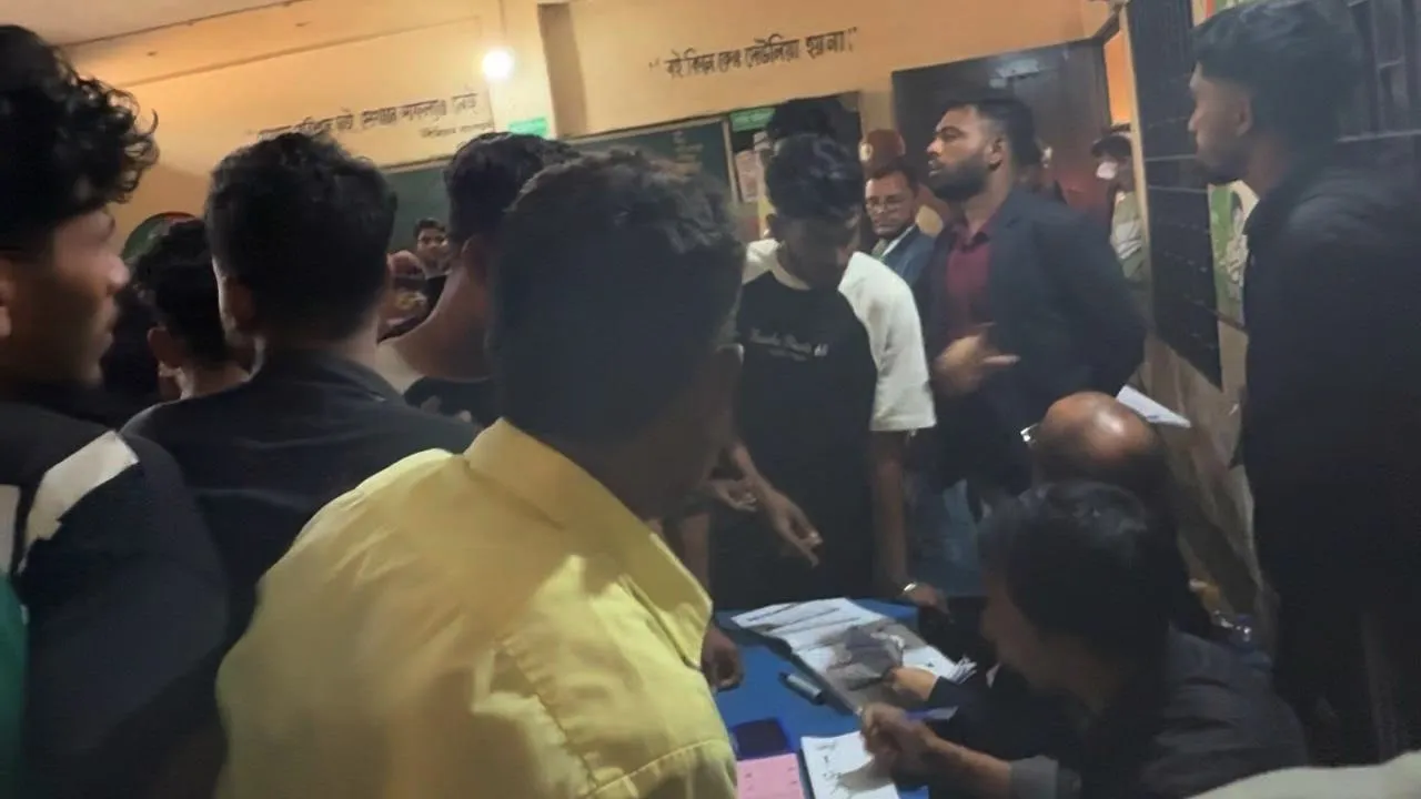 চট্টগ্রাম-১৪ আসন : বুথের ভেতরে বহিরাগতদের অস্বাভাবিক আনাগোনা দেখা গেছে