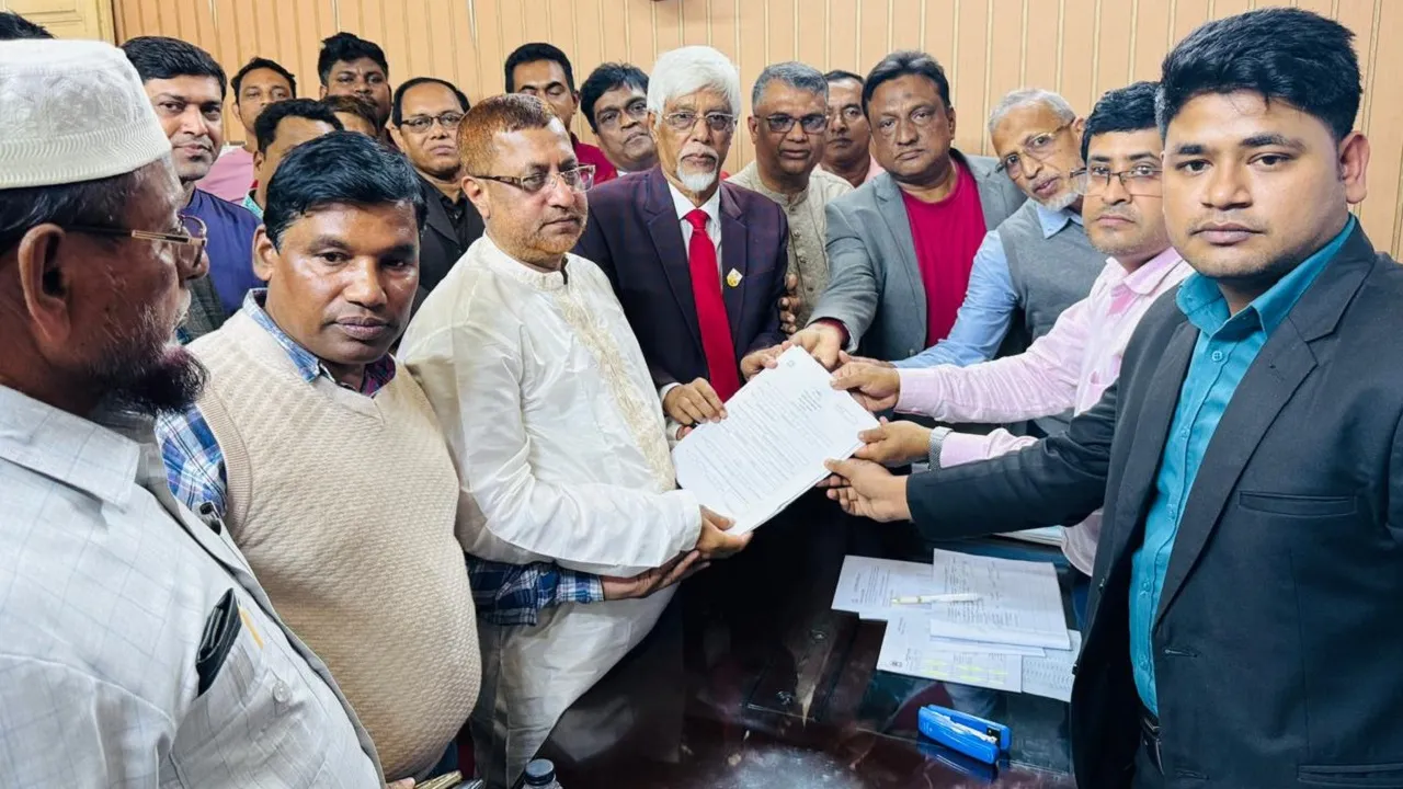 চট্টগ্রাম-১ আসনে বিএনপি মনোনীত প্রার্থী নুরুল আমিনের মনোনয়ন পত্র সংগ্রহ