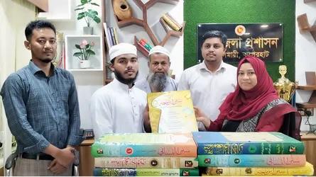 ইউএনও’র পক্ষ থেকে দাওরায় হাদিসের কিতাব পেয়ে কান্নায় ভেঙে পড়লেন বাবা-ছেলে