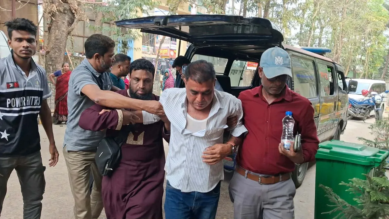 বোয়ালখালীতে প্লাস্টিক কারখানায় শ্রমিক অসন্তোষ, অবরুদ্ধ দুই সাংবাদিক উদ্ধার