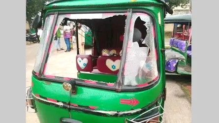 বেড়ায় আসন পুনর্বহালের দাবিতে হরতাল, সিএনজি ভাঙচুর করে ড্রাইভারদের মারধর