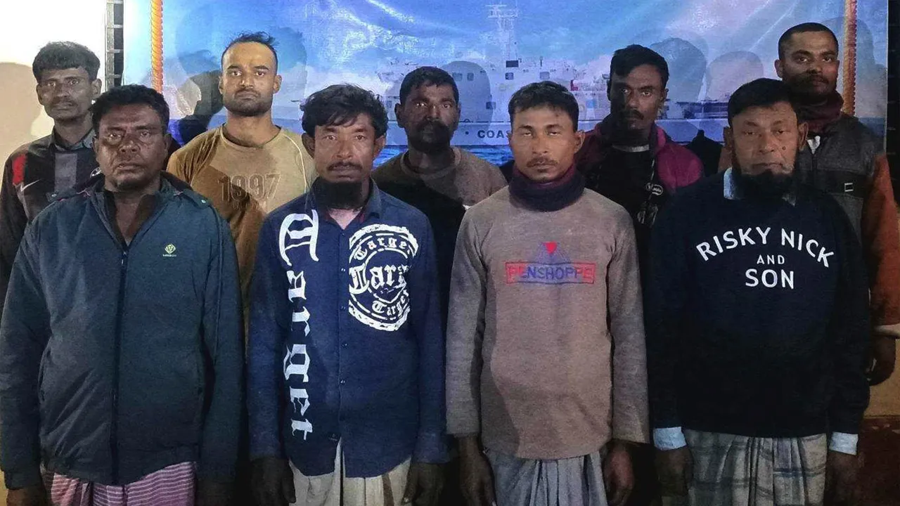 সেন্টমার্টিন গভীর সমুদ্র এলাকায় ভাসতে থাকা ৯ জেলেকে জীবিত উদ্ধার
