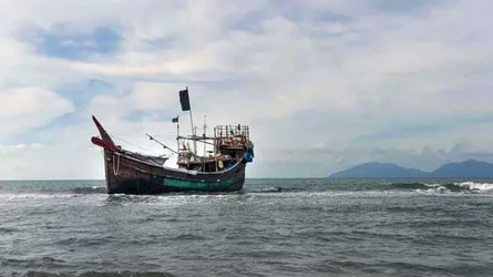 টেকনাফে রোহিঙ্গাবাহী নৌকাডুবি : উদ্ধার ১৮, নিখোঁজ ১৩