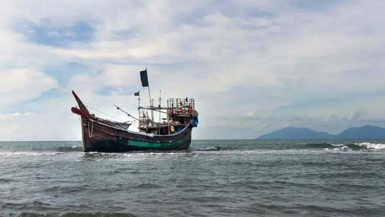 টেকনাফে রোহিঙ্গাবাহী নৌকাডুবি : উদ্ধার ১৮, নিখোঁজ ১৩