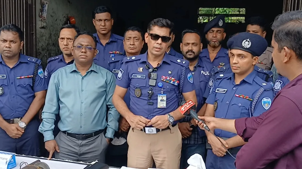 বাহিরে ওয়ার্কশপ ভেতরে অস্ত্রকারখানা, অভিযানে গ্রেফতার ২