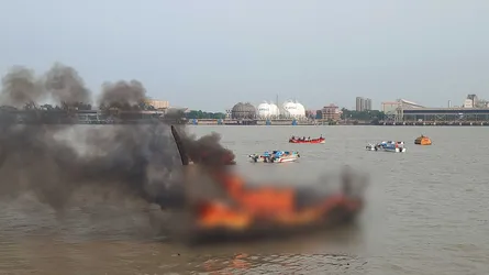 কর্ণফুলী নদীতে ফিশিং ট্রলারে বিস্ফোরণ, দগ্ধ ৬