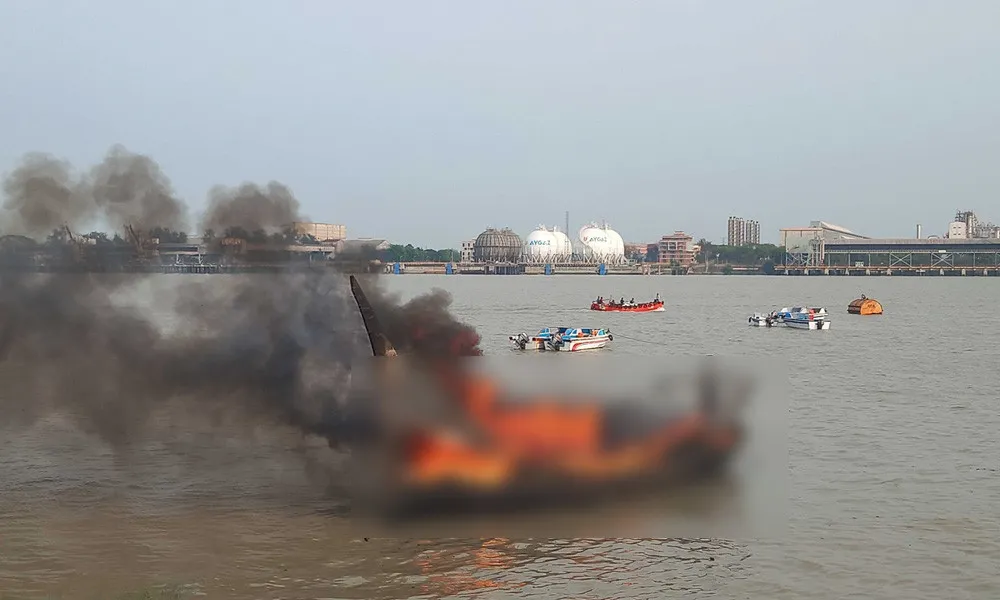 কর্ণফুলী নদীতে ফিশিং ট্রলারে বিস্ফোরণ, দগ্ধ ৬