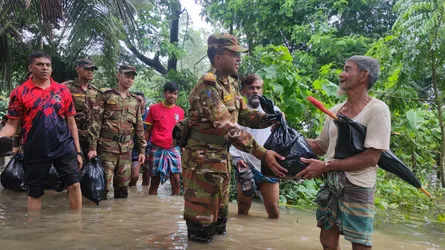 আনোয়ারা-বাঁশখালীর বন্যাকবলিত এলাকায় সেনাবাহিনীর ত্রাণ বিতরণ