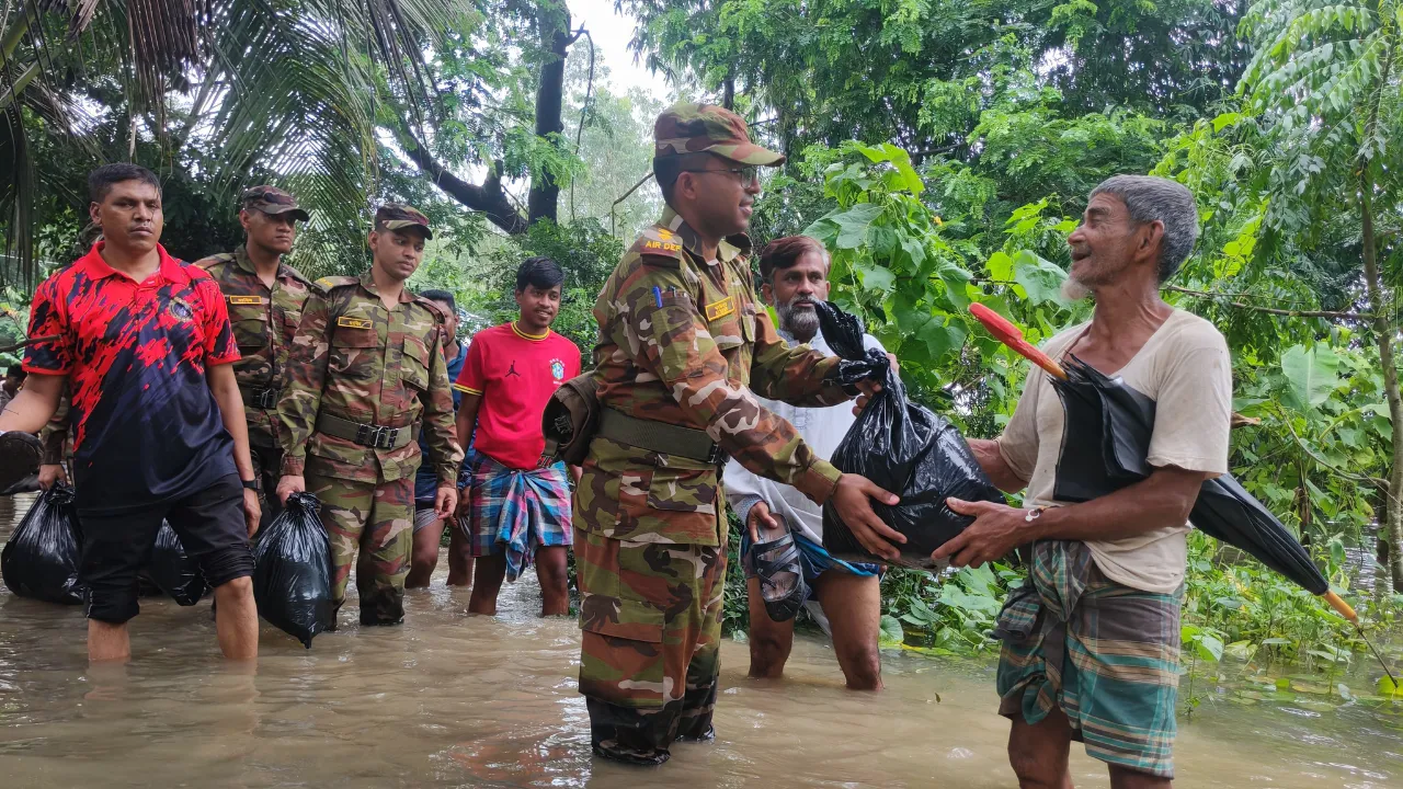 আনোয়ারা-বাঁশখালীর বন্যাকবলিত এলাকায় সেনাবাহিনীর ত্রাণ বিতরণ