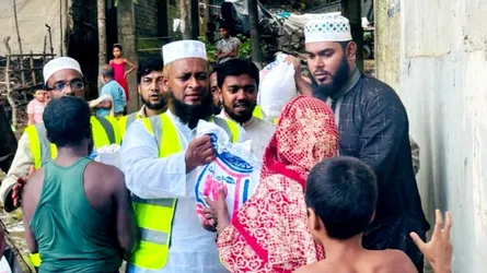 সাতকানিয়ায় বন্যাদুর্গত ১ হাজার পরিবারের মাঝে ফেনী জামায়াতের ত্রাণ বিতরণ