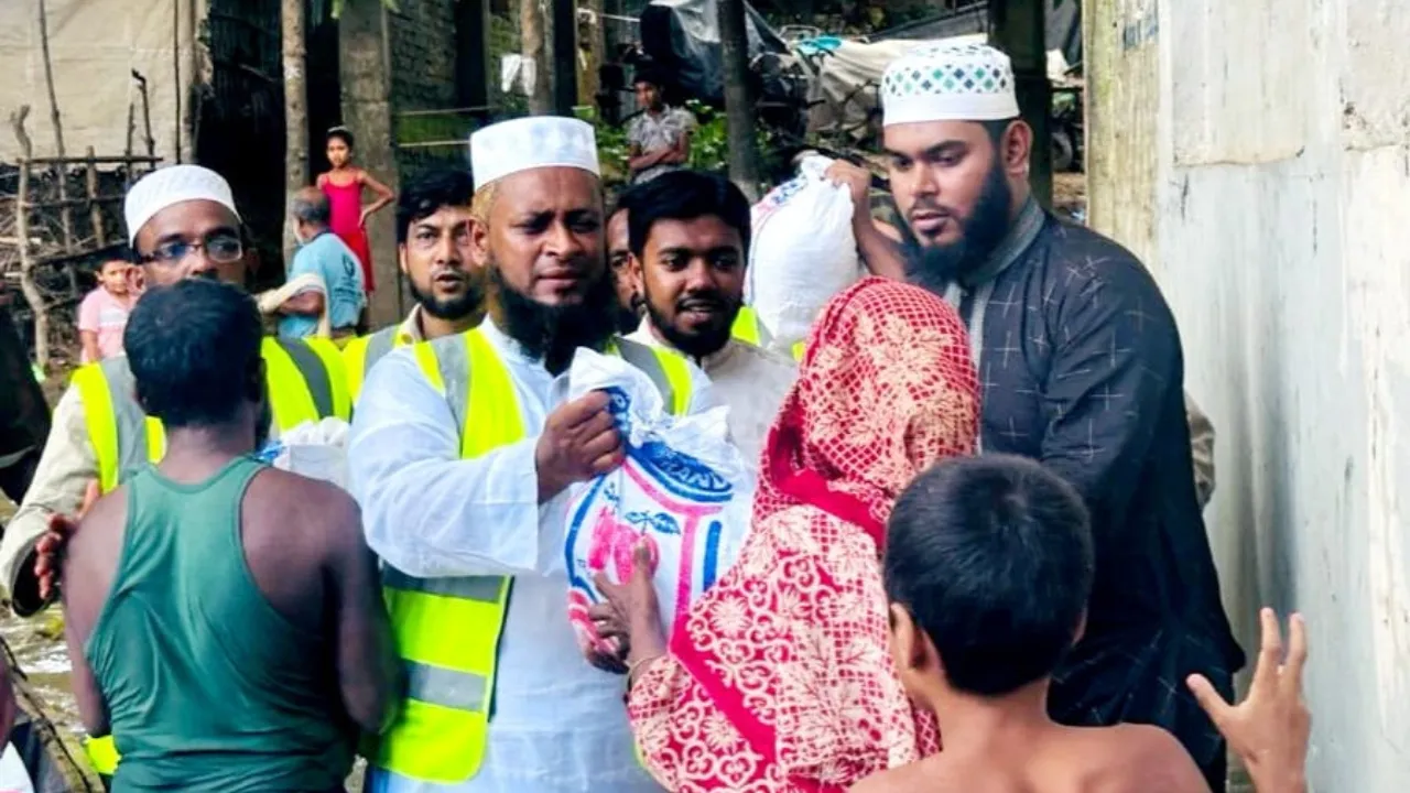 সাতকানিয়ায় বন্যাদুর্গত ১ হাজার পরিবারের মাঝে ফেনী জামায়াতের ত্রাণ বিতরণ