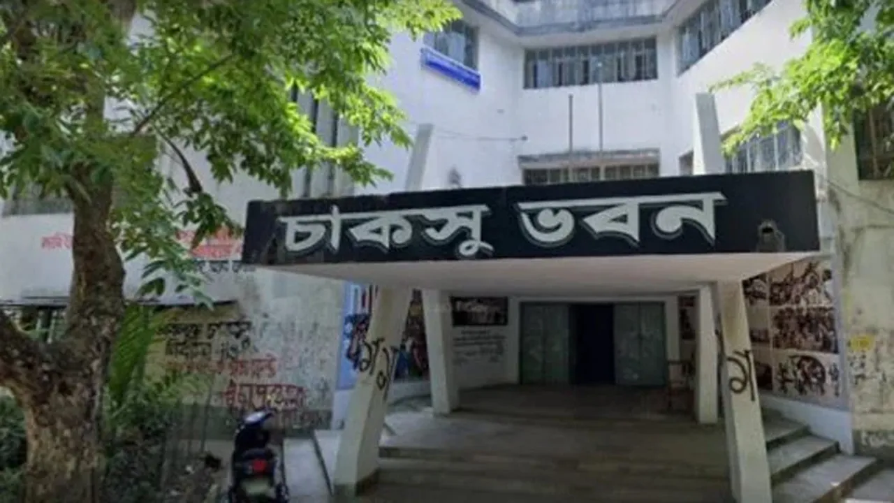 শিক্ষার্থীদের কাছে পৌঁছতে মরিয়া প্রার্থীরা, ক্যাম্পাসে বহিরাগত প্রবেশে নিষেধাজ্ঞা