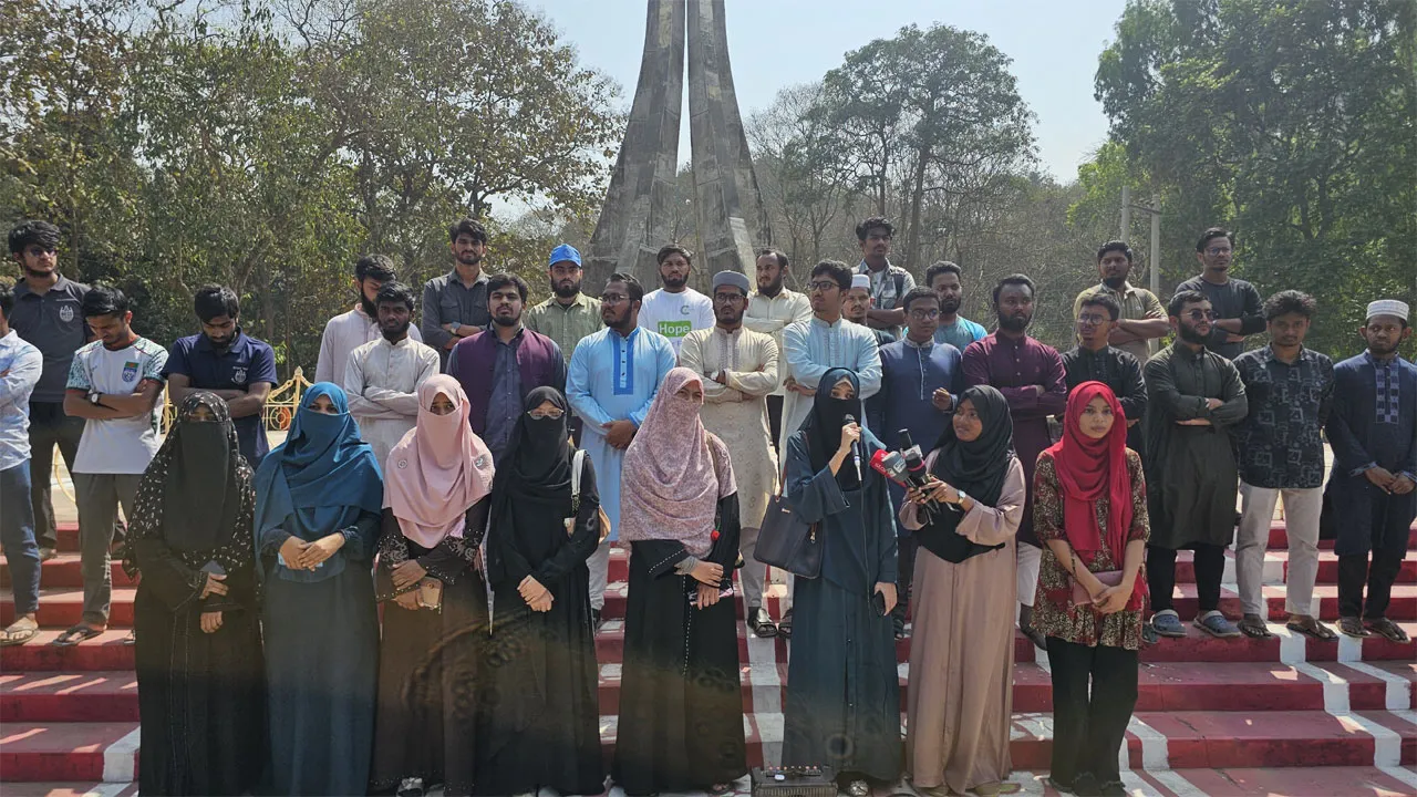 সাম্প্রতিক ধর্ষণ ও সহিংসতার ঘটনার বিচারের দাবিতে চাকসুর মানববন্ধন