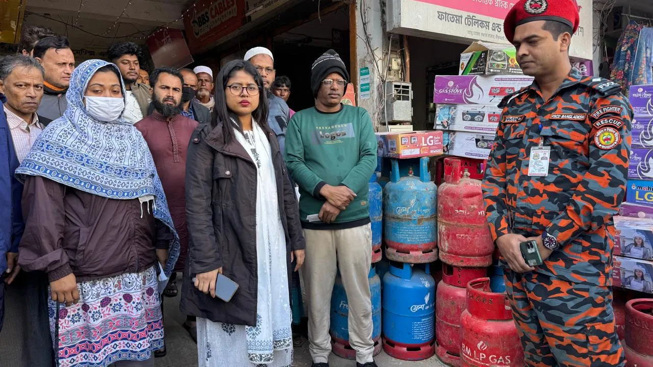 মিরসরাইয়ে অবৈধ গ্যাস সিলিন্ডার সংরক্ষণ ও বিক্রির বিরুদ্ধে অভিযান