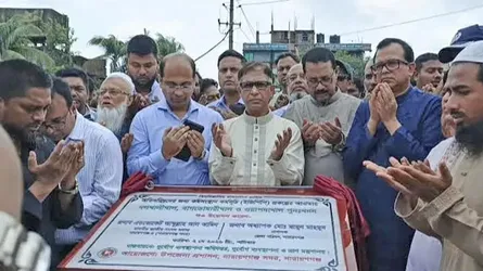 ফতুল্লায় খাল খনন কার্যক্রম উদ্বোধন করলেন জেলা প্রশাসক