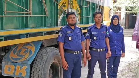 ফকিরহাটে সরকারি বস্তায় ধান বহন, ব্যবসায়ী গ্রেফতার