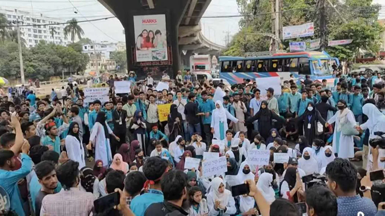 ছয় দফা দাবিতে চট্টগ্রাম পলিটেকনিক শিক্ষার্থীদের সড়ক অবরোধ