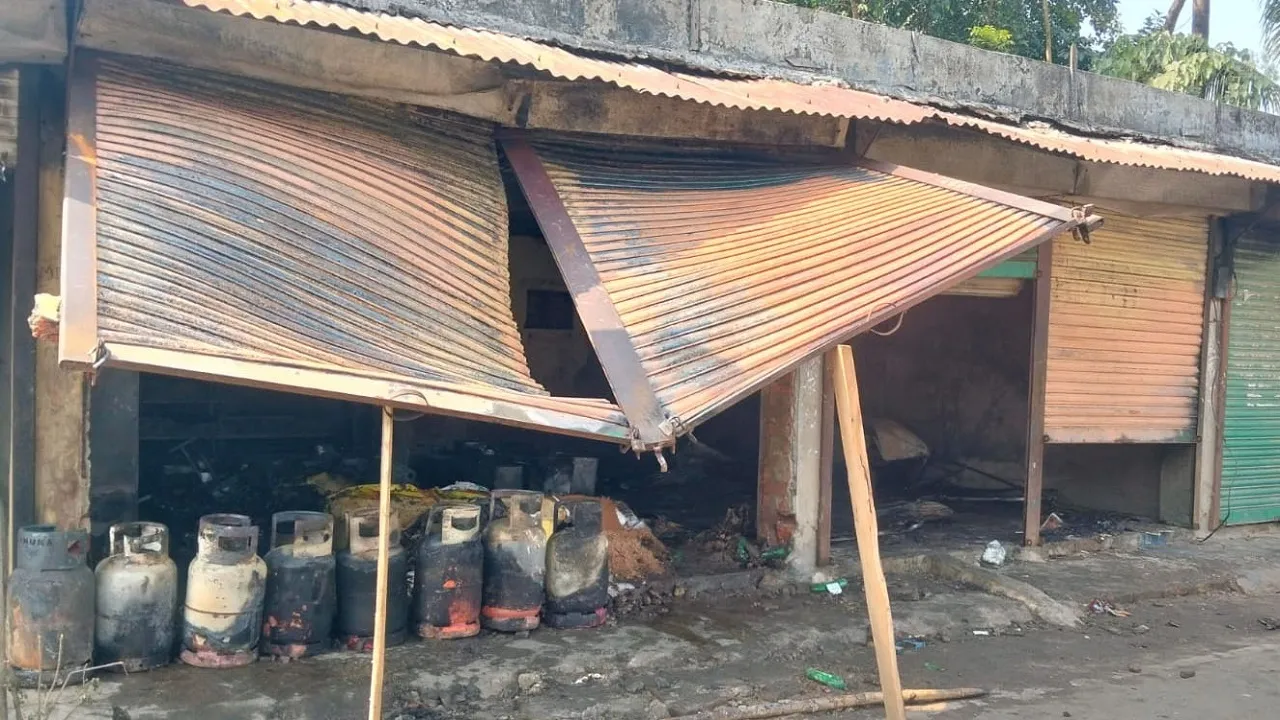 চৌদ্দগ্রামে জামায়াত অফিস, দোকান ও মহিলা মাদরাসার বাসে দুর্বৃত্তের আগুন, পাল্টাপাল্টি হামলায় আহত ৫