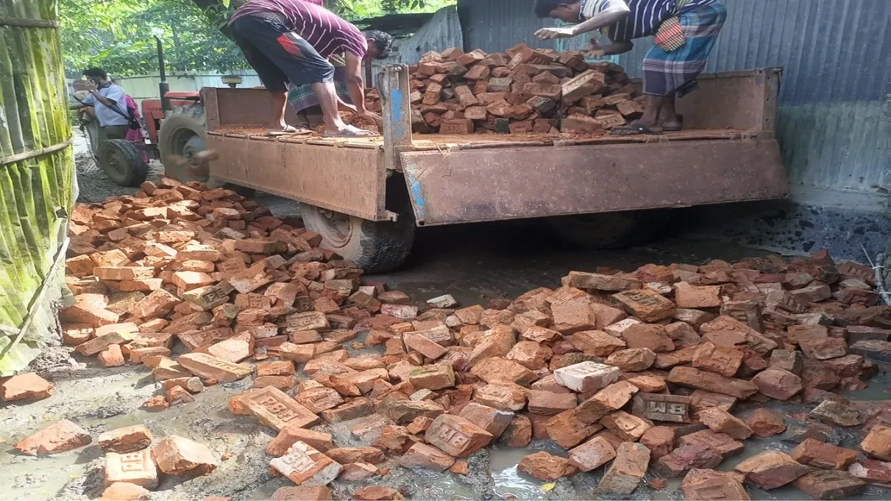 চৌদ্দগ্রামে স্বেচ্ছাশ্রমে সড়ক সংস্কার